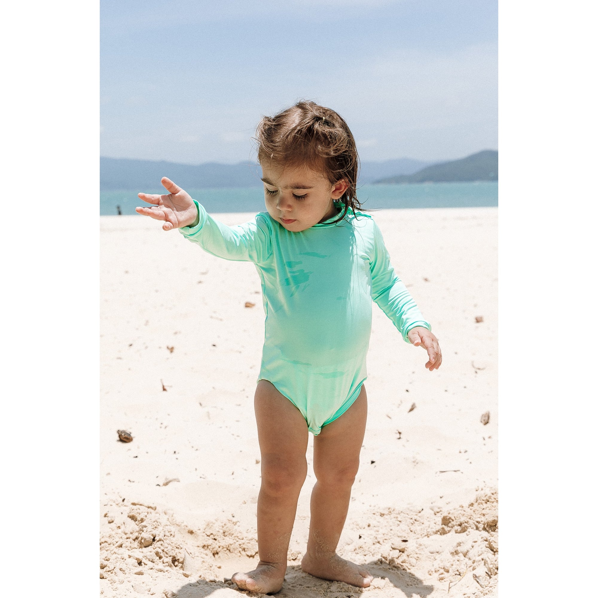 Body Moda Praia para Bebês e Crianças, com Protecao UV, da Lili Sampedro na cor Lisa Verde Claro.