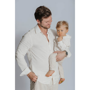 Pai e filho combinando com look de reveillon camisa e short de linho da Lili Sampedro