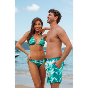 Casal na praia combinando com biquíni e short masculino igual no Tie Dye Verde da Lili Sampedro