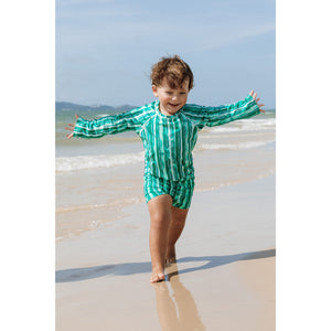 Moda Praia Infantil, Sunga e Camiseta Combinando, com Proteção UV. Na Estampa Listras Verdes, da Lili Sampedro.