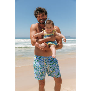 Look Pai e Filha de Praia Combinando com Short Masculino e Short Infantil na Estampa Limoes da Lili Sampedro Moda Praia Família