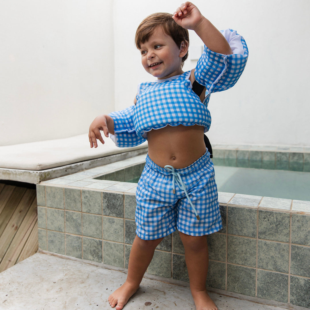 Look de praia infantil para meninos com shorts de banho e boia colete salva-vidas na estampa Vichy Azul