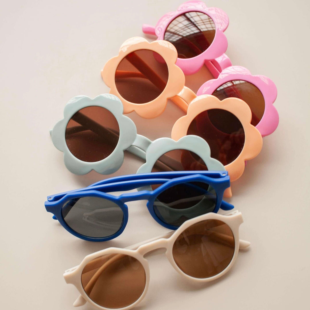 Conjunto de óculos de sol em cores sortidas combinando com looks de praia da Lili Sampedro