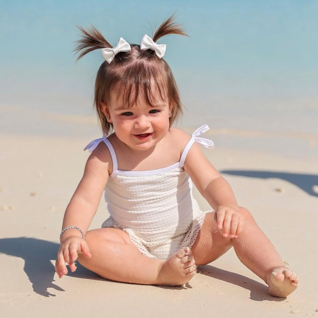 Bebê usando maiozinho com babadinhos combinando com chapéu de lycra na estampa Hibiscos