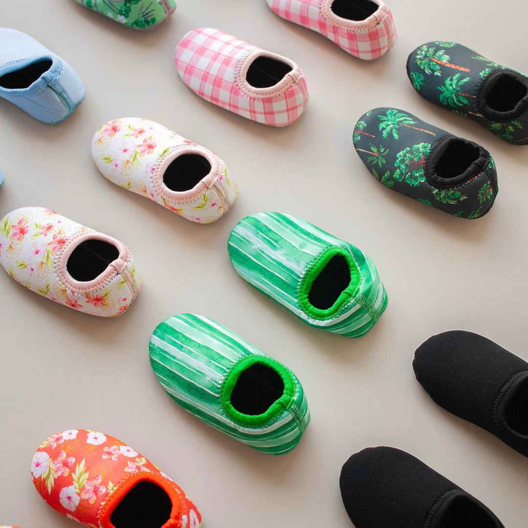 Sapatinhos de Neoprene em estampas exclusivas e cores variadas da Lili Sampedro