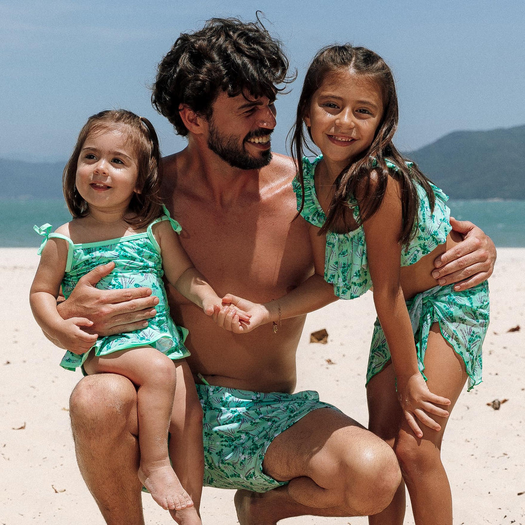 Pai e Filhas usando looks de praia com estampa Lavanda combinando