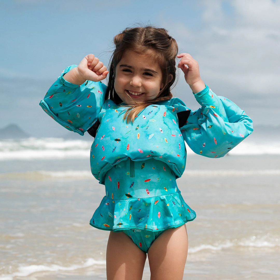 Modelo de maio infantil com mangas longas e sainha combinando com boia colete salva-vidas na estampa Vichy Laranja