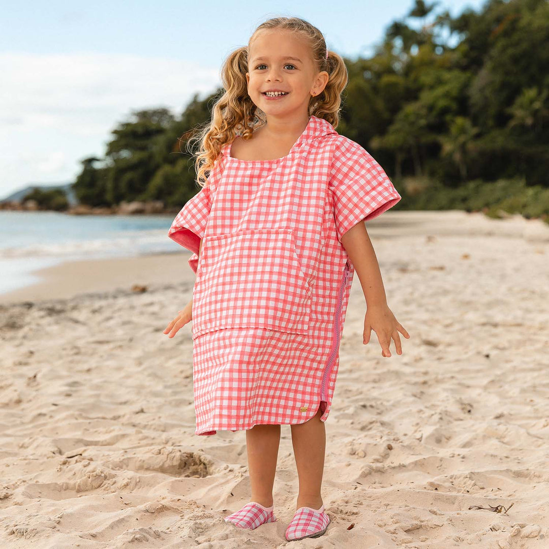 Look de praia com roupão atoalhado, lacinho de cabelo e sapatinho neoprene combinando na estampa Xadrez Laranja
