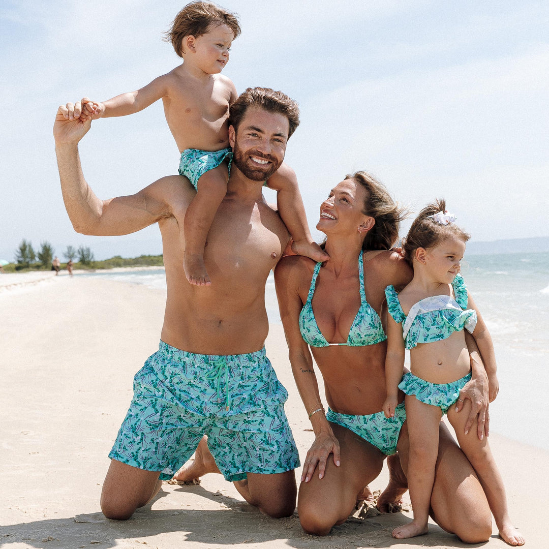 Luisa Acorsi e família vestindo roupas de praia iguais na estampa lavanda da Lili Sampedro 