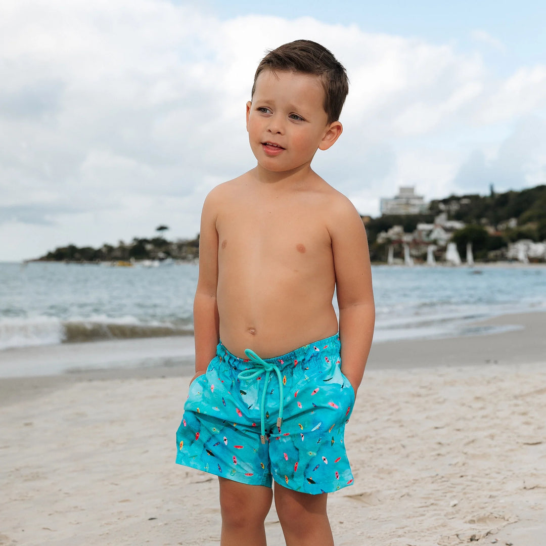 Bermuda de Praia para Meninos, para idades de 6 meses a 14 anos. Com Bolsos Frontais, este short proporciona conforto e praticidade, para curtirem momentos de diversão, na praia. Na Estampa Tartaruga Azul, da Lili Sampedro.