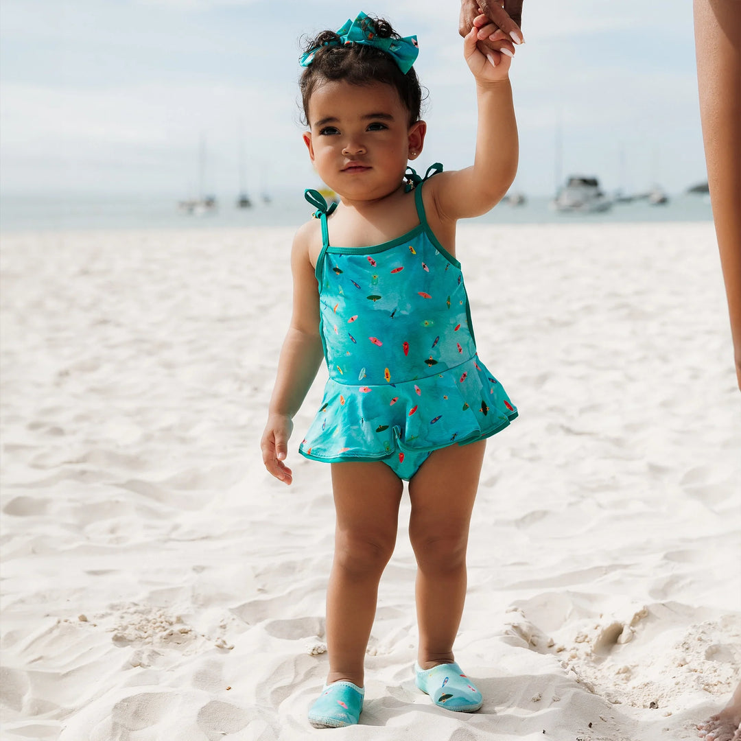 Maiô Moda Praia para Bebês, confortável e charmoso, possui acabamentos de alta qualidade, detalhes que deixam a peça ainda mais especial. Na estampa Lavanda, da Lili Sampedro.