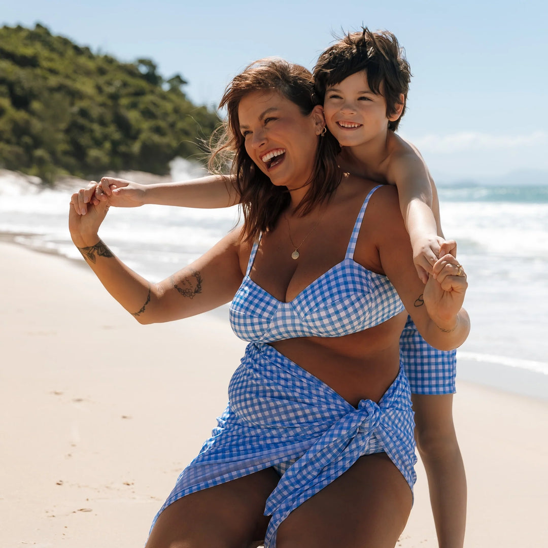 Família vestindo look todo combinando na praia na estampa Vichy Azul da Lili Sampedro