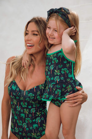 Mae e Filha combinando com Acessório de Praia, Lenço Estampado na Cor Azul Marinho Estampa Coqueiros, Usado como Faixa de Cabelo na Filha da Lili Sampedro
