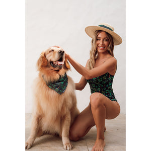 Mae e Cachorro combinando com a mesma estampa na praia, looks igual mae de pet, com Lenço no Cachorro, e Lenço no Chapéu na Estampa Coqueiros Azul Marinho da Lili Sampedro