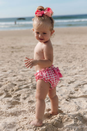 Encontre o tapa fralda estilo calcinha perfeito para os pequenos na nossa coleção de moda praia. Confortável, seguro e cheio de estilo. Na estampa exclusiva, Vichy Rosa da Lili Sampedro.