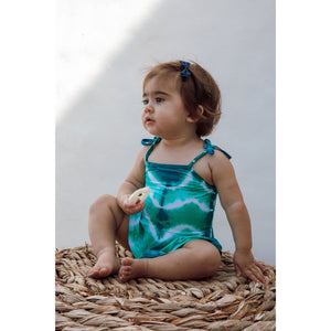 Bebe de 11 meses vestindo maiozinho de praia Tie Dye Verde e Branco da Lili Sampedro Moda Praia Feminina
