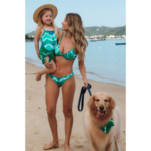 Família toda combinando com accesório de praia Lenço Estampado Tie Dye Verde, com filha, mae e cachorro combinando de Lili Sampedro