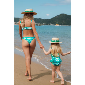 Biquini Asa Delta com conjunto combinando para sua filha no Tie Dye Verde da Lili Sampedro