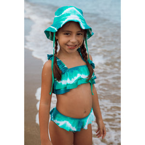Menina de 6 anos vestindo biquíni infantil com chapéu infantil combinando com protecao UV na cor Tie Dye Verde da Lili Sampedro Moda Praia Feminina
