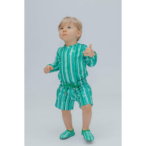  Body Moda infantil Praia com Short para bebês, combinando com Sapatinho Neoprene com Proteção UV, na Estampa Listras Verdes, da Lili Sampedro.