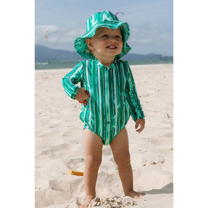Look Moda Praia para Bebês combinando, Body e Chapéuzinho com Proteção UV, com Dupla face  na estampa Lavanda, nas cores tropicais estampados Listras Verdes, da Lili Sampedro.