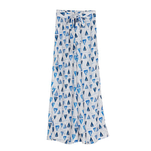 Calca de cintura alta, saída de praia, na estampa barcos off white da collab Charada Conceito e Lili Sampedro