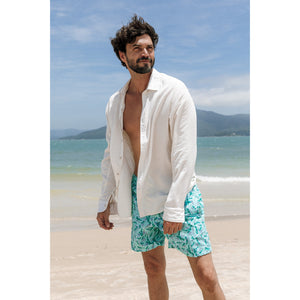 Conjunto Moda Praia. O Short Masculino é perfeito para os dias quentes. Combine-os com camisa de linho, moda praia para um estilo elegante na estação de verão. Na Estampa Lavanda, da Lili Sampedro.