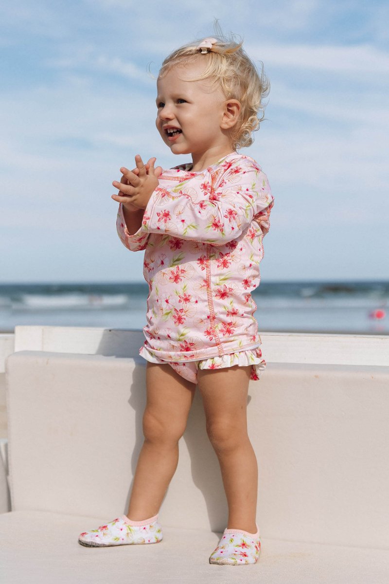 Camiseta UV com proteção para praia, moda infantil, na Estampa Hibiscos, da Lili Sampedro.