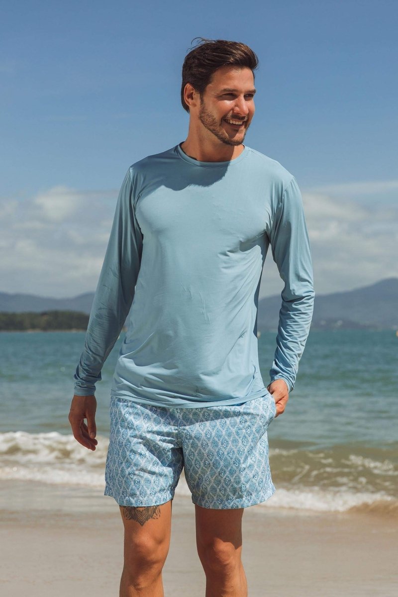 Camiseta com proteção UV adulto, na cor Azul Claro combinando com short de banho Âncora