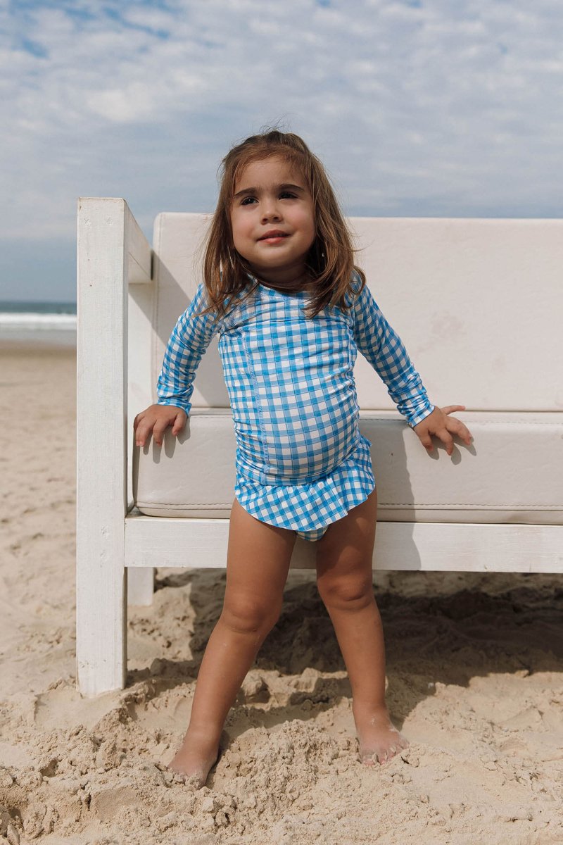 Bebe vestindo camiseta UV Vichy Azul da Lili Sampedro