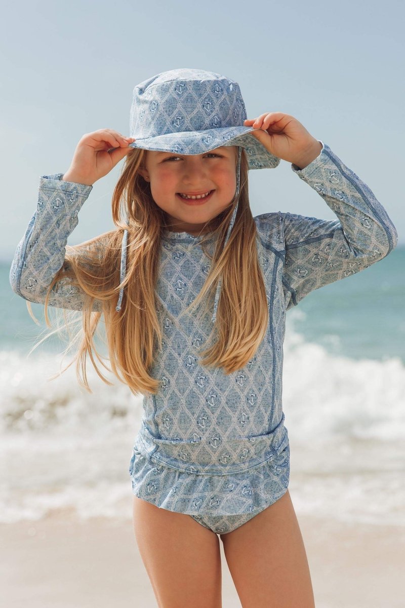 Camiseta infantil com proteção uv e chapeuzinho de lycra na estampa âncora