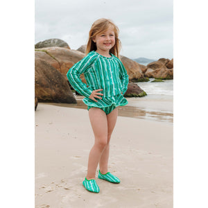Look de Praia Infantil, com Camiseta UV, Maiozinho, e Sapatinho Neoprene na Estampa Listras Verdes da Lili Sampedro
