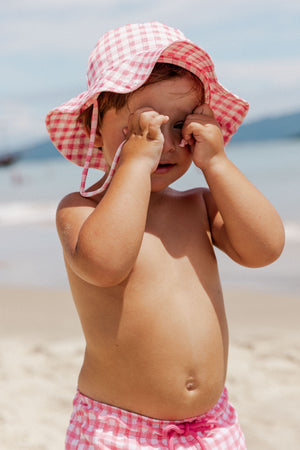  Chapeuzinho com Proteção UV, Moda Infantil, para usar na praia, combinando, na Estampa Vichy Rosa, da Lili Sampedro.