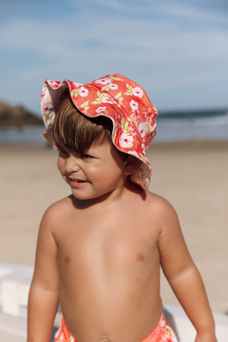 Moda Infantil, Chapéu de Praia para Crianças com proteção contra os raios nocivos do sol, os pequenos ficarão protegidos e estilosos, enquanto criam memórias inesquecíveis na Praia. Feito na nossa estampa exclusiva, Dupla Face, Hibiscos coral e Off-White, da Lili Sampedro.