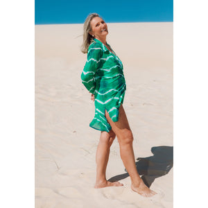 Mulher madura vestindo a chemise vivi na cor Tie Dye Verde da Lili Sampedro Moda Praia 