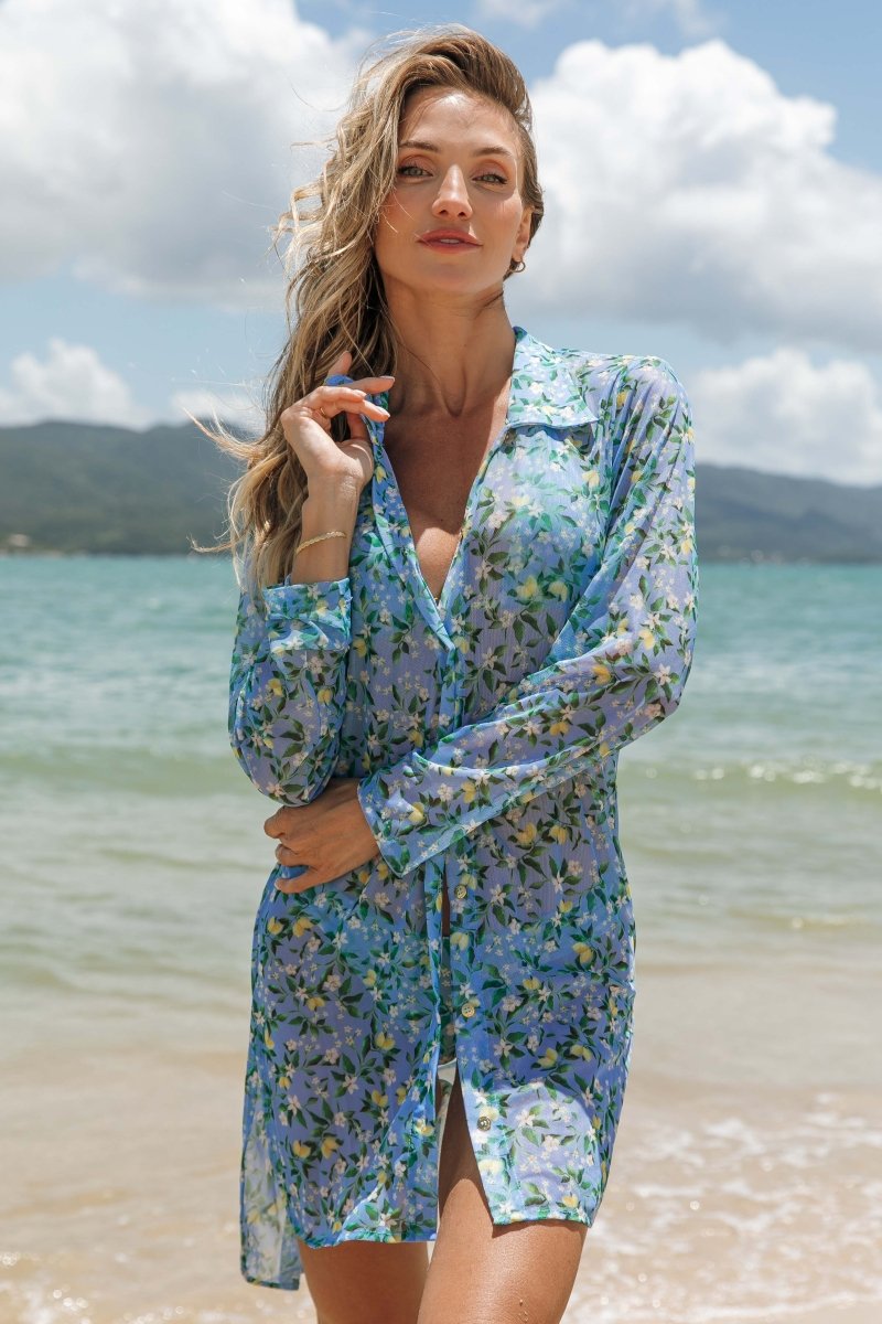 Saída de Praia modelo Chemise com manga longa e botões dourados, feita na estampa limões da Lili Sampedro