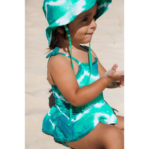 Bebe vestindo maiozinho e chapéuzinho de praia infantil com protecao UV no Tie Dye Verde da Lili Sampedro