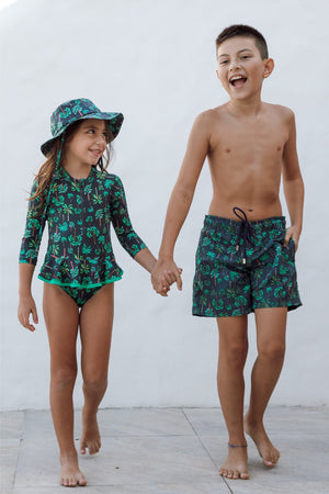 Irmaos combinando com Look de Praia Estampa igual Coqueiros Azul Marinho da Lili Sampedro