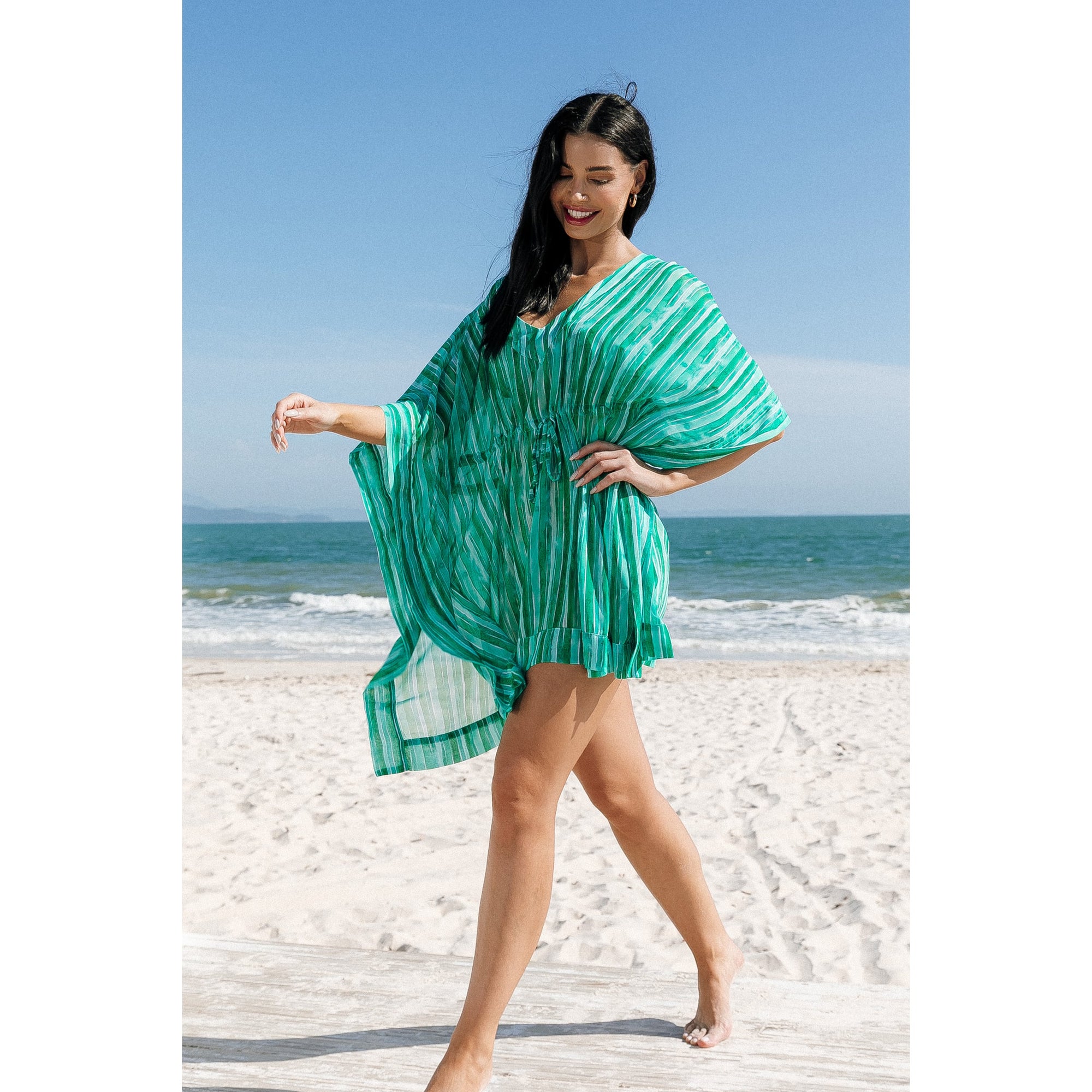 Moda Praia, Saída de Chiffon Leve, Elegante e Versátil, com Amarração Na Cintura Para um Ajuste Perfeito e Confortável. Ideal para Complementar seu Look com Estilo e Sofisticação. Na Estampa, Listras Verdes, da Lili Sampedro.