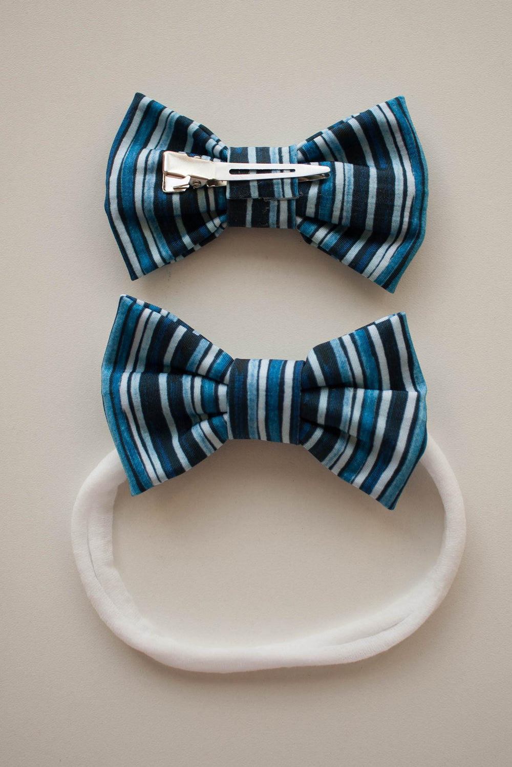 Lacinho infantil com faixa e presilha em estampa Listras Azul combinando com look de praia 