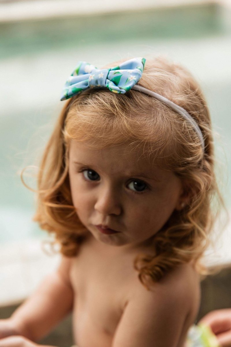 Lacinho de cabelo na estampa Limões, usado como tiara, da Lili Sampedro