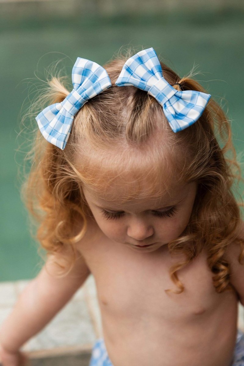 Bebê usando lacinhos de cabelos na estampa Vichy Azul (Xadrez) da Lili Sampedro 