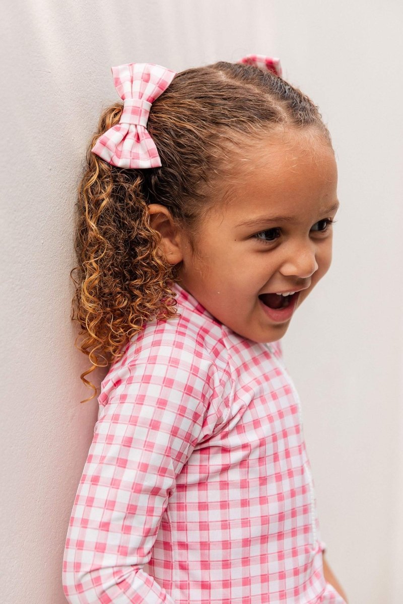 Modelo usando lacinho de cabelo e maiozinho combinando Vichy Rosa (Xadrez)