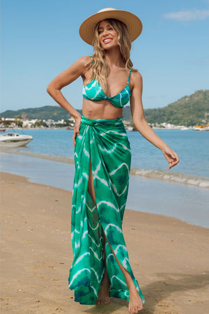 Conjunto de praia moda feminina biquíni com top nó fixo e saída de praia pareo na cor Tie Dye Verde da Lili Sampedro Moda Praia