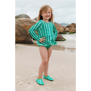 Camiseta UV com Proteção para Praia, Moda Infantil, na Estampa Listras Verdes, da Lili Sampedro.
