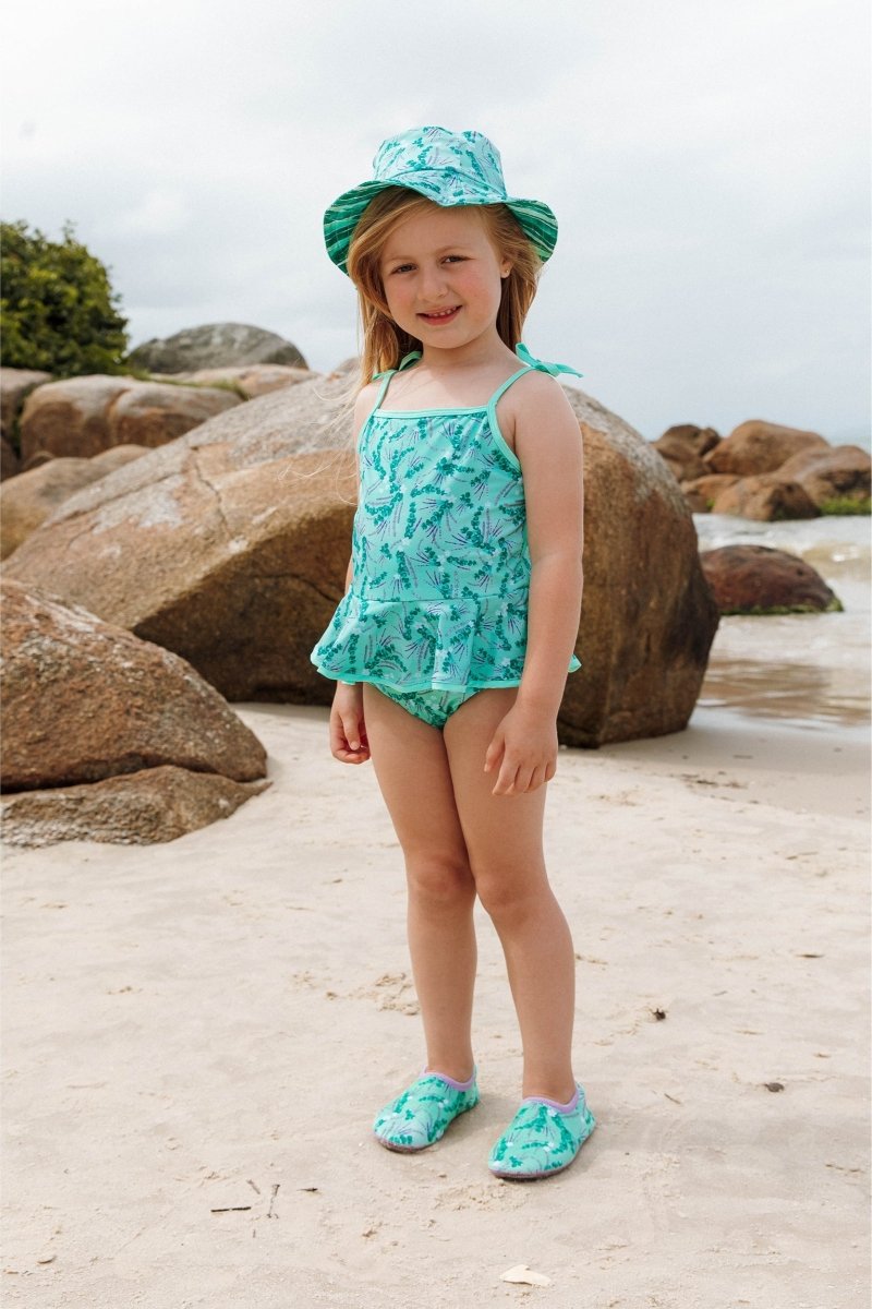 Sapatinho de Neoprene Infantil, na estampa Lavanda, com Maiozinho Olivia e Chapéuzinho combinando da Lili Sampedro com protecao UV