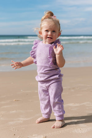 Roupa de Banho Infantil, uma escolha ideal para os pequenos na Praia, macaquinho infantil em malha atoalhada, perfeita para os pequenos se divertirem na Praia. Na Cor Lilás, da Lili Sampedro.