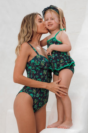 Look Mae e Filha de Praia Combinando com Maio da Mesma Estampa, Coqueiros Azul Marinho da Lili Sampedro Moda Praia Família