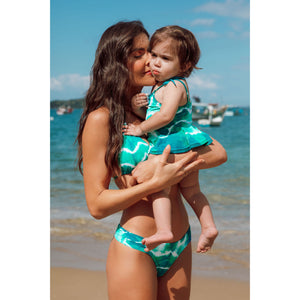 Mae e Bebe combinando com maio e biquíni na praia no Tie Dye Verde da Lili Sampedro