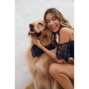 Cachorro combinando com dona de bandana renda azul marinho da Lili Sampedro